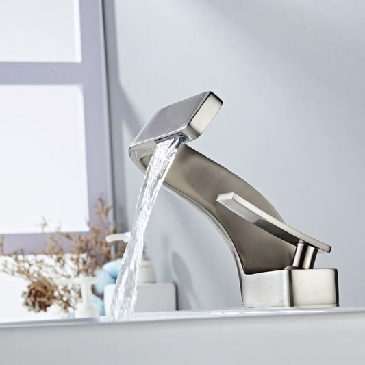 Eleganter Wasserhahn mit geschwungenem Design – Stilvoll & langlebig