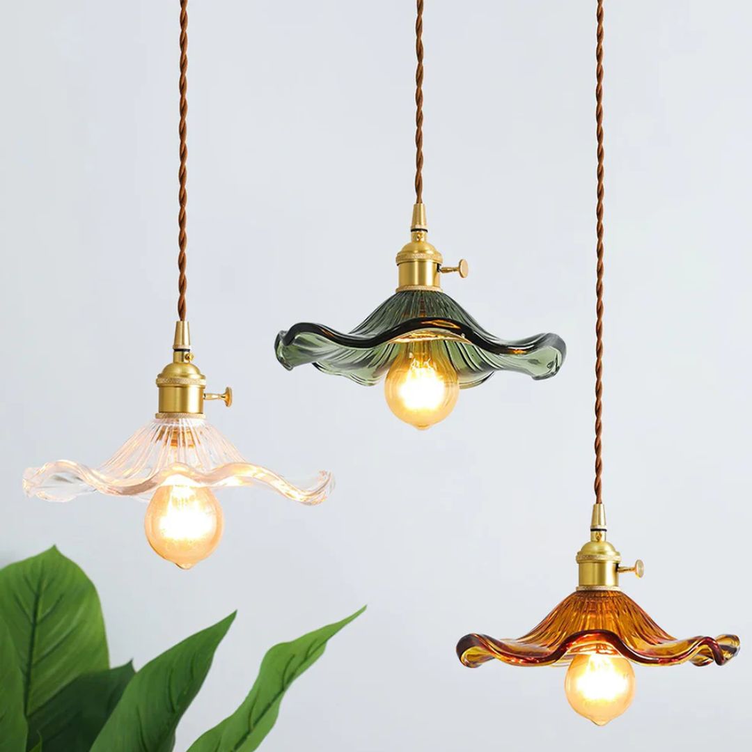 Organic and elegant pendant light made of glass and brass in green, measuring 23 cm in diameter, perfect for dining and living spaces. 2