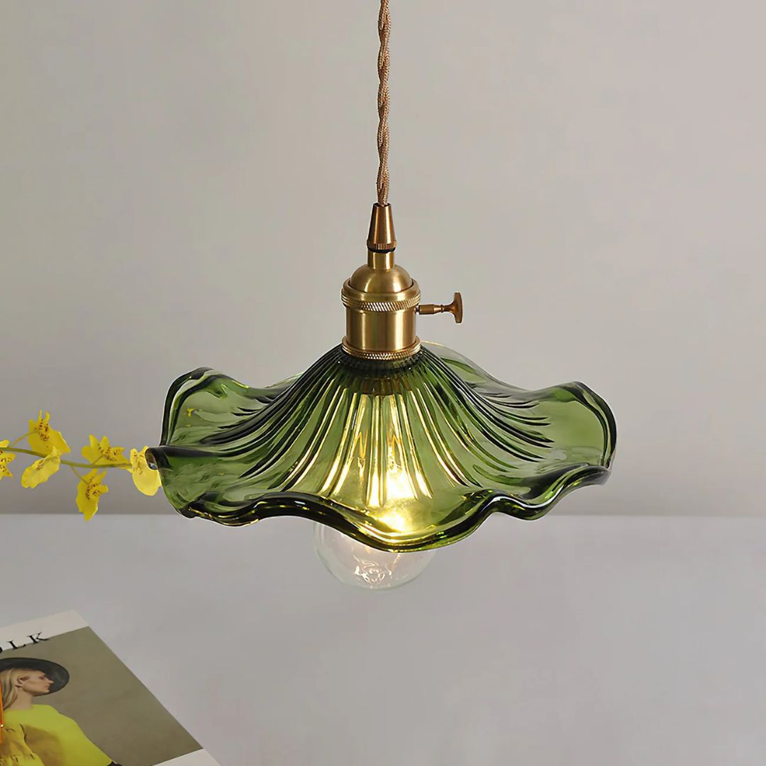 Elegant green pendant lamp made of glass and brass, featuring an organic shape with a diameter of 23 cm, ideal for dining and living areas. 4
