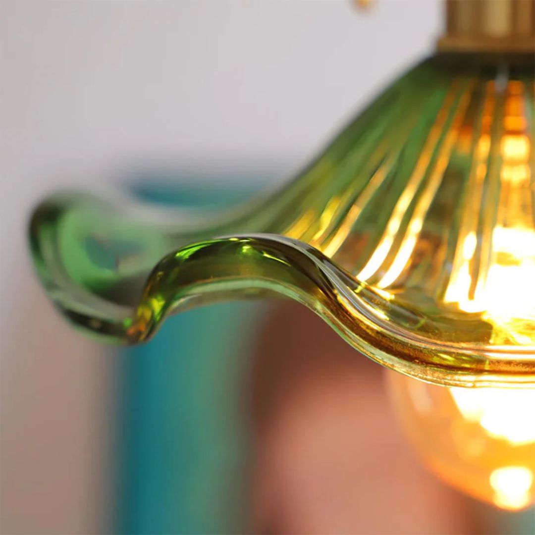 Green glass and brass pendant light with an organic shape, measuring 23 cm in diameter, ideal for dining and living spaces. 5