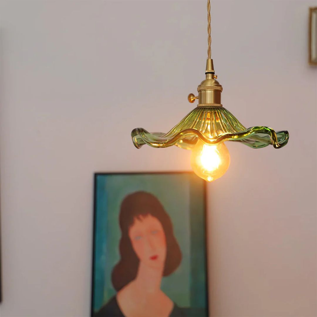 Green glass and brass pendant light with an organic shape, measuring 23 cm in diameter, ideal for dining rooms and living spaces. 8