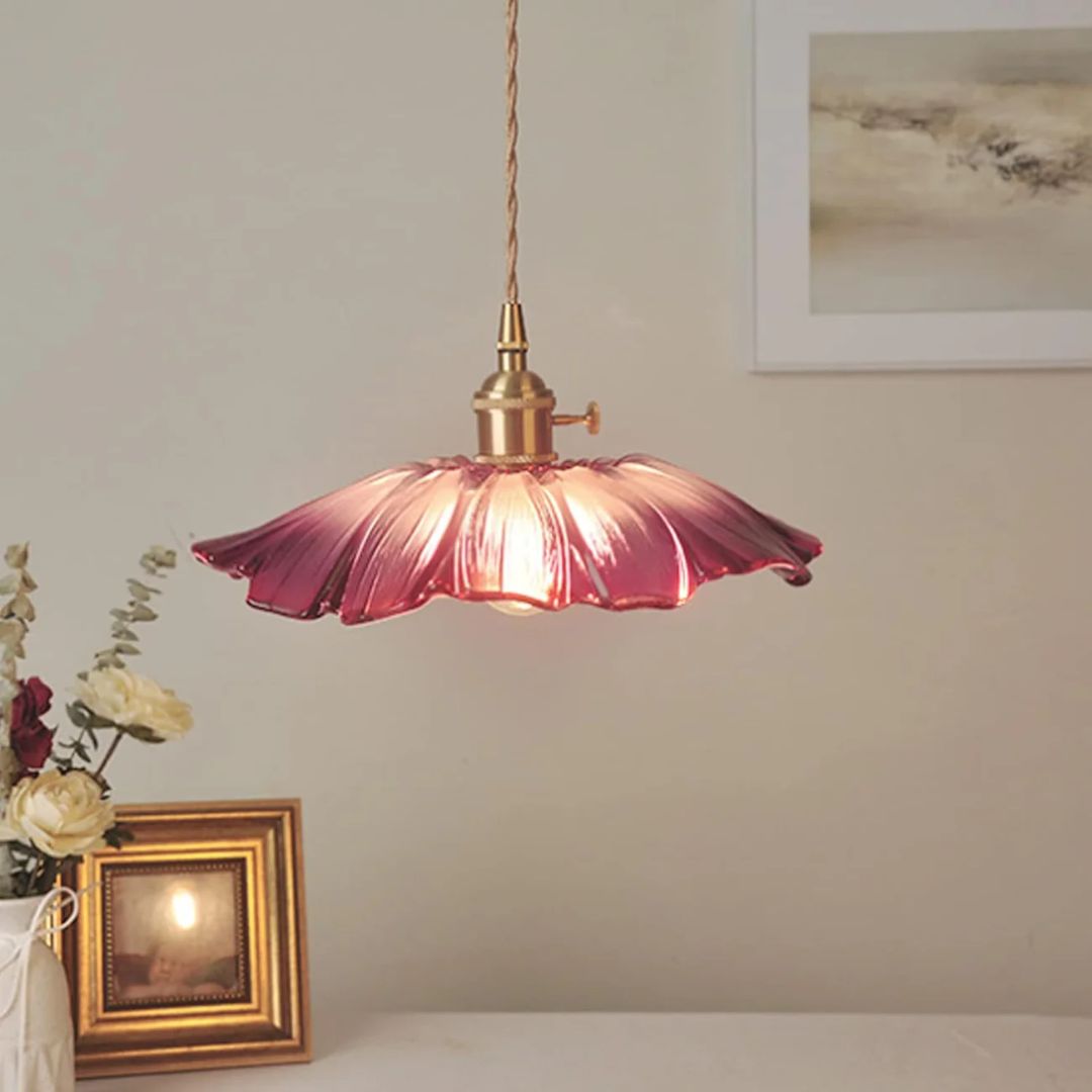 Handcrafted glass pendant light in red and gold, featuring an elegant flower shape. Ideal for dining rooms and living spaces, measuring Ø 28/19 2