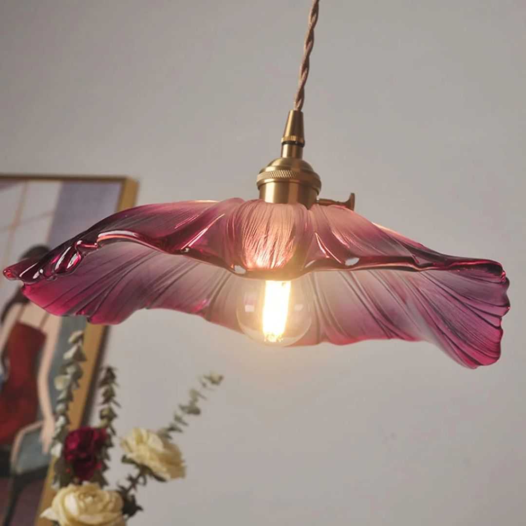 Handcrafted glass pendant light in red and gold, featuring a floral design. Measures 28/19 cm, ideal for dining rooms and living spaces. 4