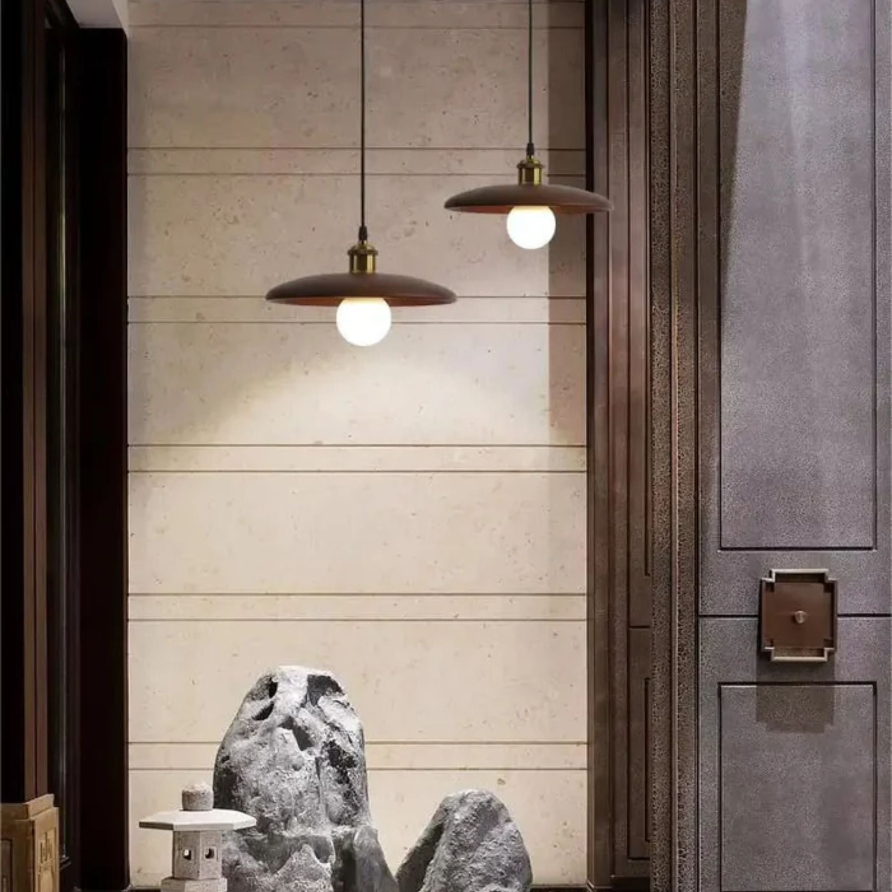 Minimalist pendant light made of black metal, measuring 40 cm in diameter. Ideal for modern living spaces or dining areas. 6