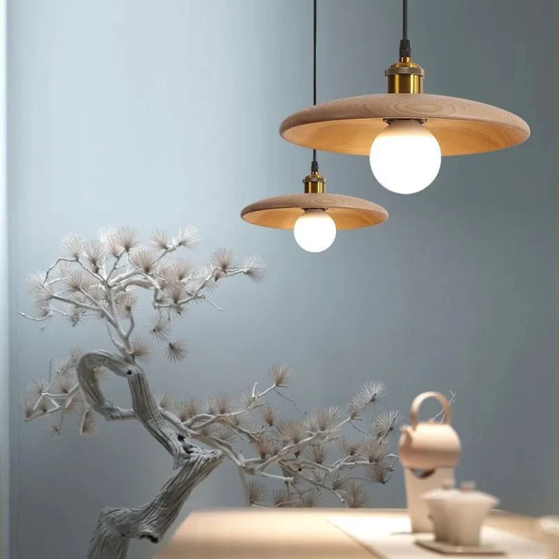 Minimalistic pendant light made of black metal, measuring 40 cm in diameter, ideal for modern dining or living spaces. 7