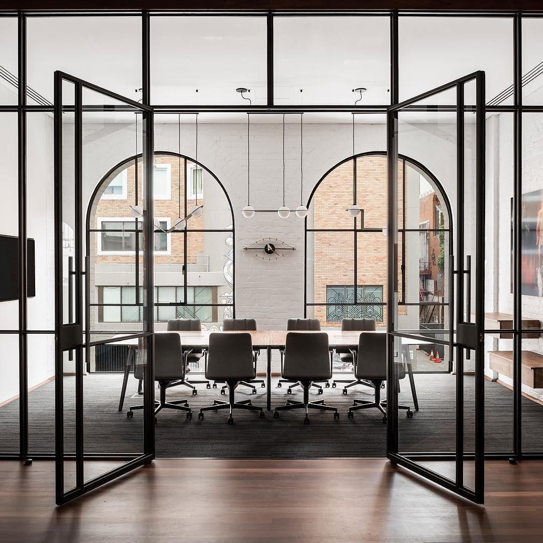 Schwarze Hängelampe aus Metall mit einem Durchmesser von 30 cm, ideal für modernes Design im Essbereich oder Wohnzimmer. 8