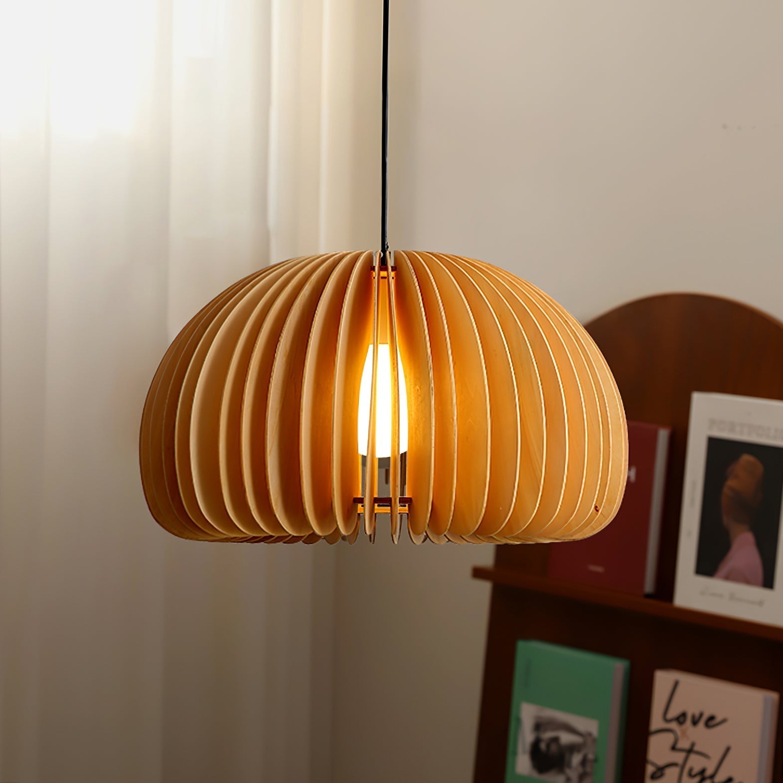 Modern pendant light made of natural wood, featuring a 40 cm diameter, ideal for dining rooms and living spaces. 3