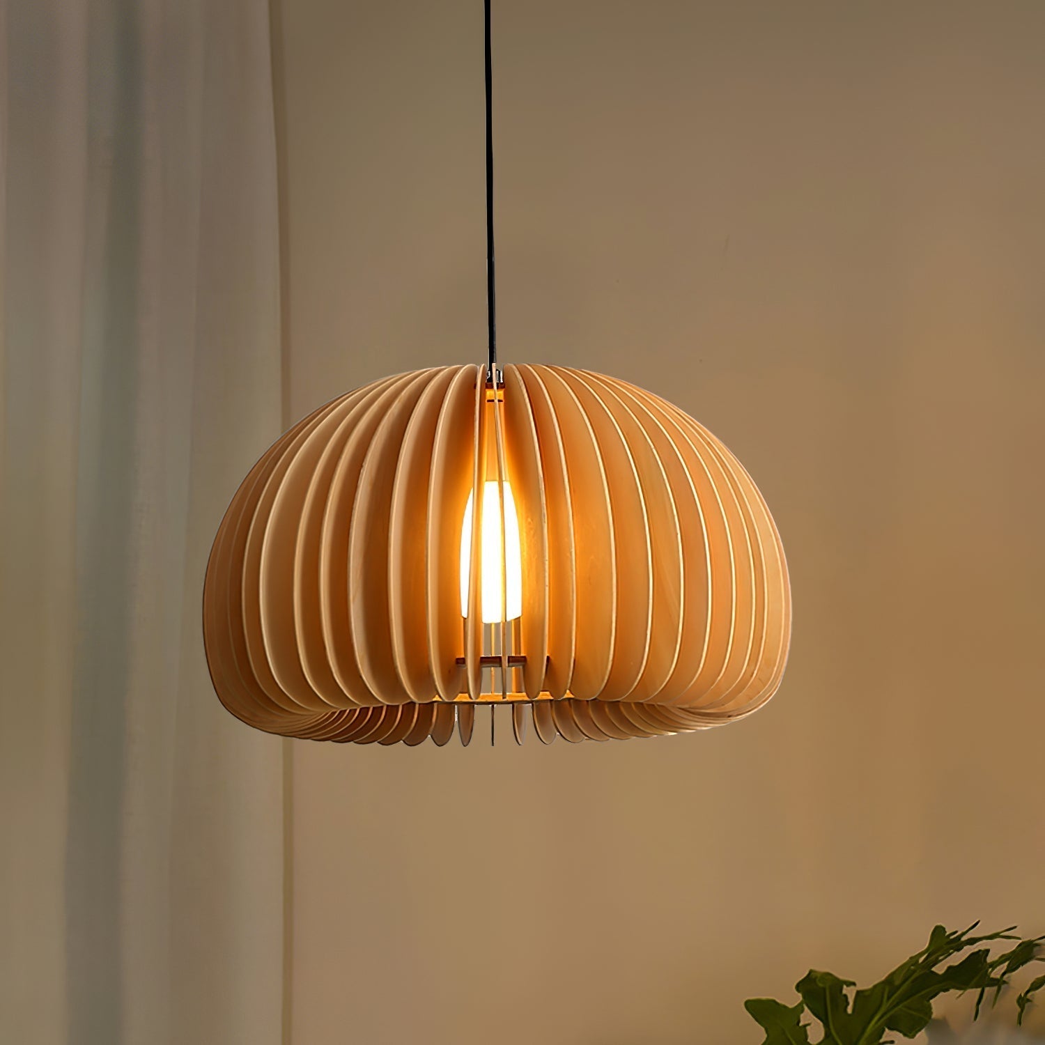 Modern pendant light made of natural wood, 40 cm in diameter, ideal for dining rooms and living spaces. 6