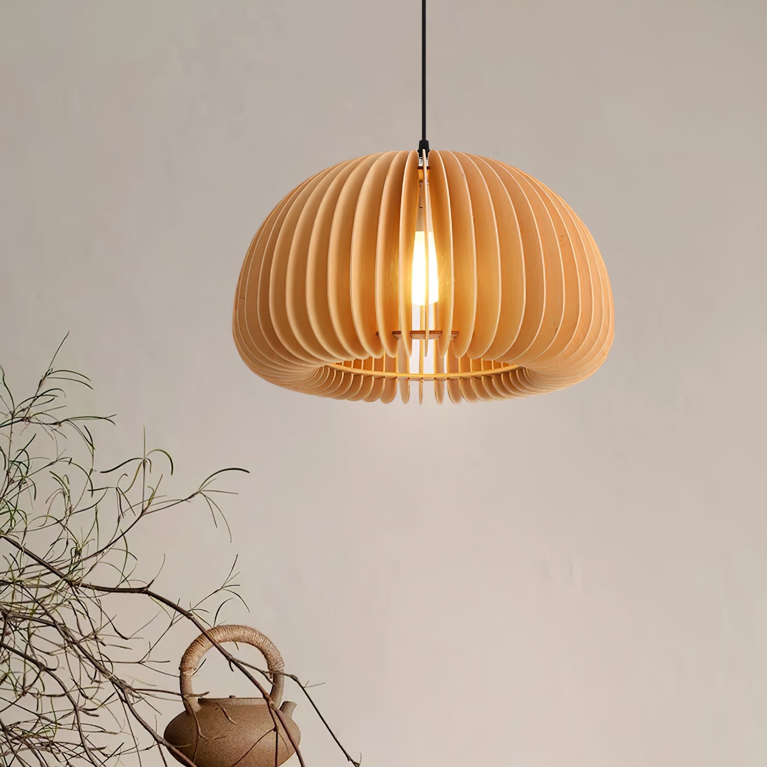 Modern pendant light made of natural wood, featuring a 40 cm diameter. Ideal for illuminating dining rooms and living spaces. 8