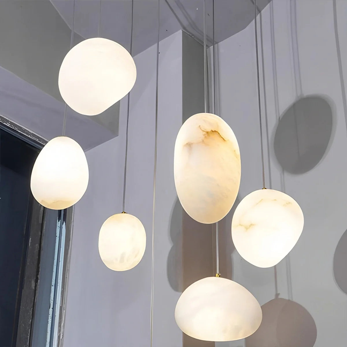 Modern pendant light made from white alabaster and copper, featuring an adjustable height. Ideal for adding elegance to dining rooms. 8