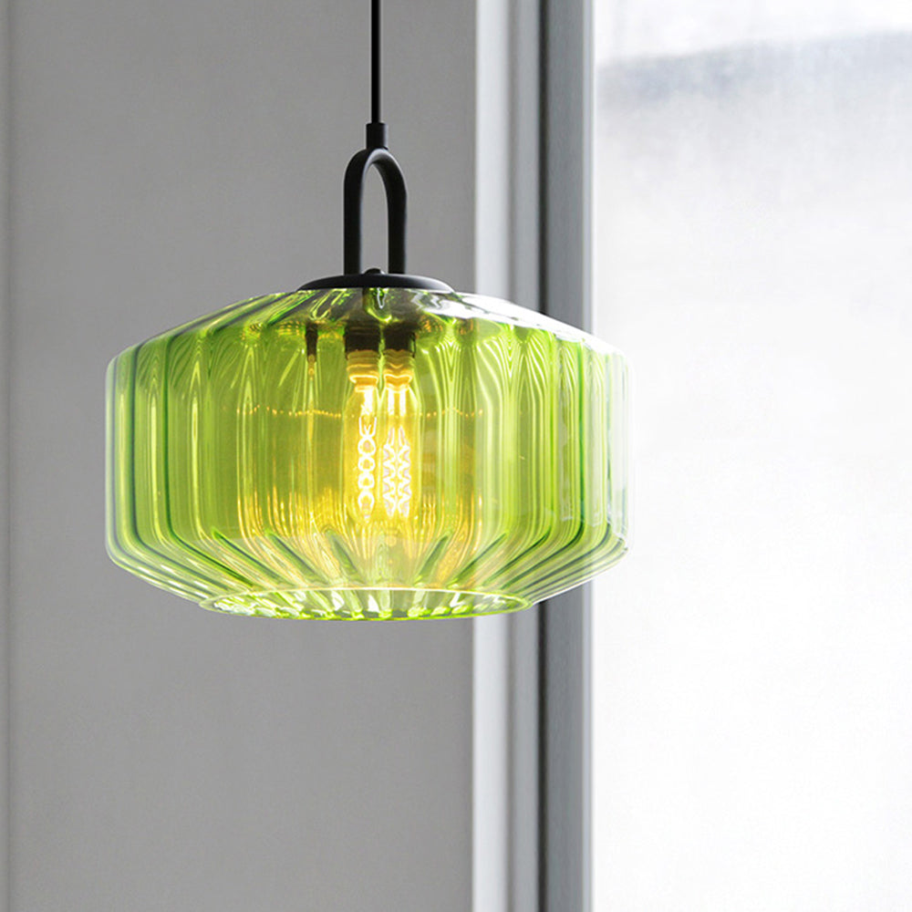 Stylish pendant light made of green glass with a diameter of 28 cm, perfect for dining tables and living rooms. 3