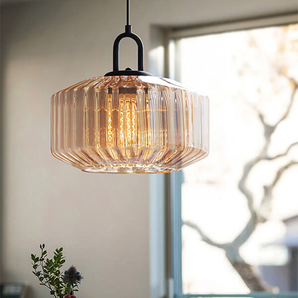 Stylish pendant light made of green glass, measuring 28 cm in diameter. Ideal for dining tables and living rooms. 5