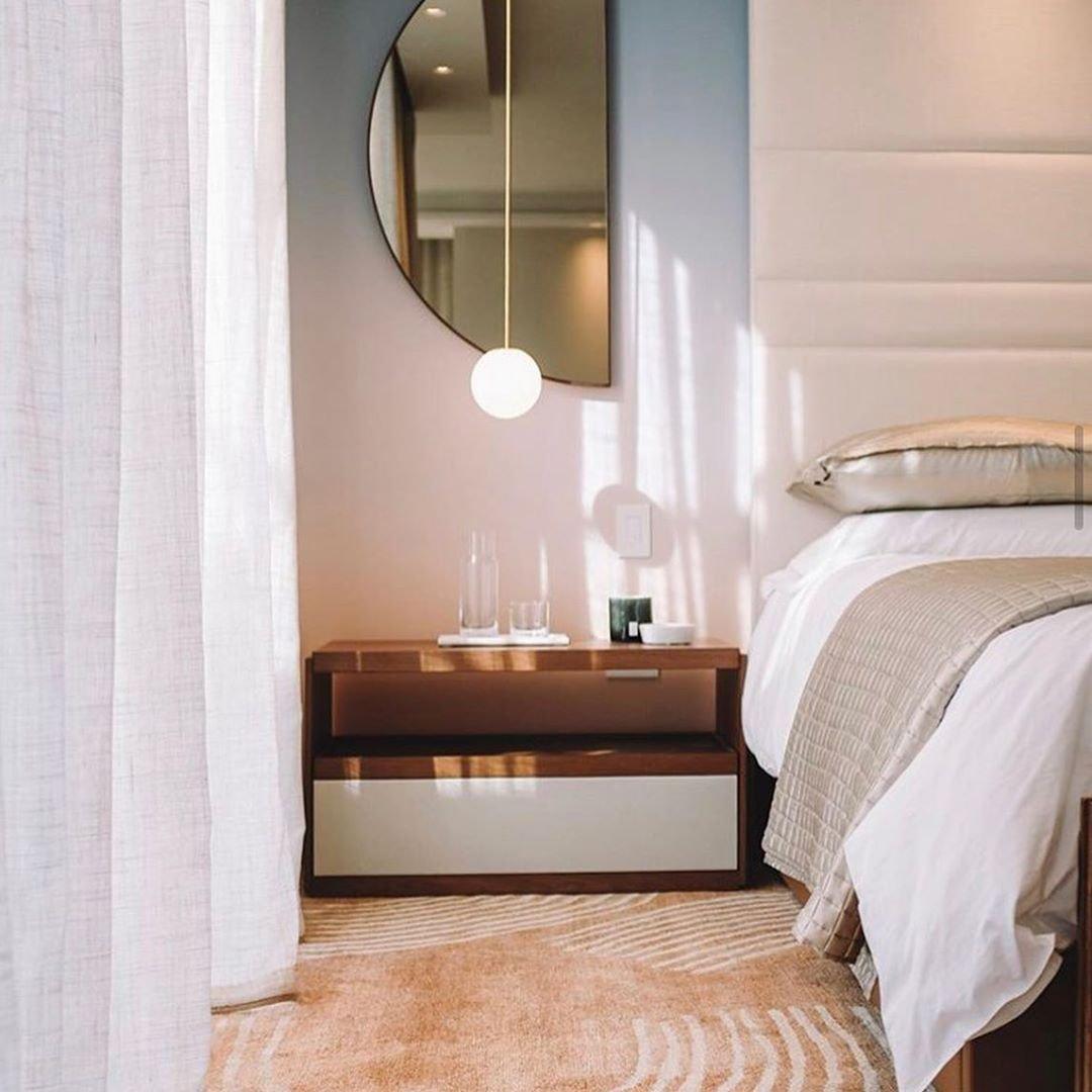 Minimalist pendant light made of brass and frosted glass, measuring 30 cm in diameter. Ideal for dining rooms and hallways. 8