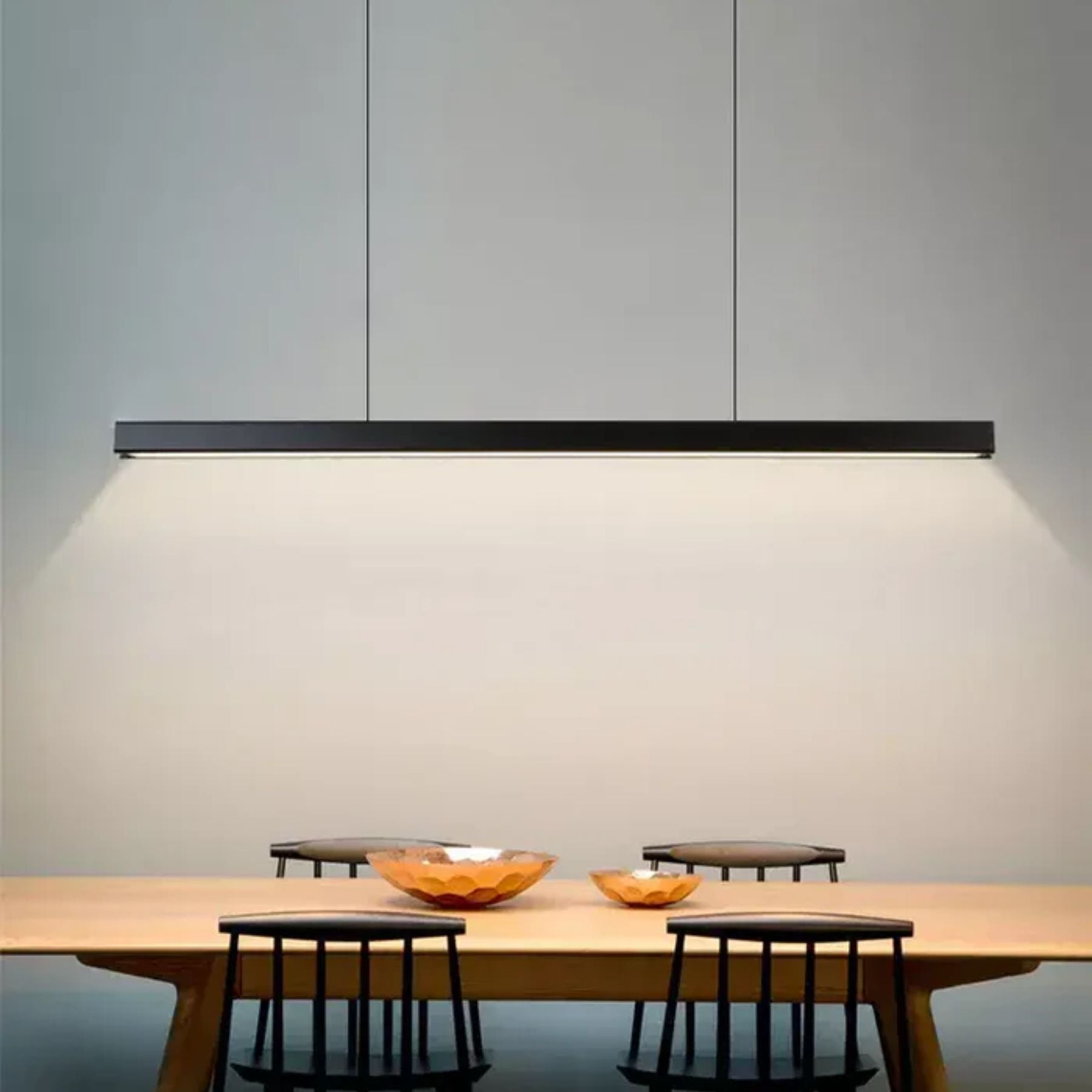 Modern pendant light made of metal in black and white, measuring 80x200 cm, suitable for dining rooms and living areas. 2