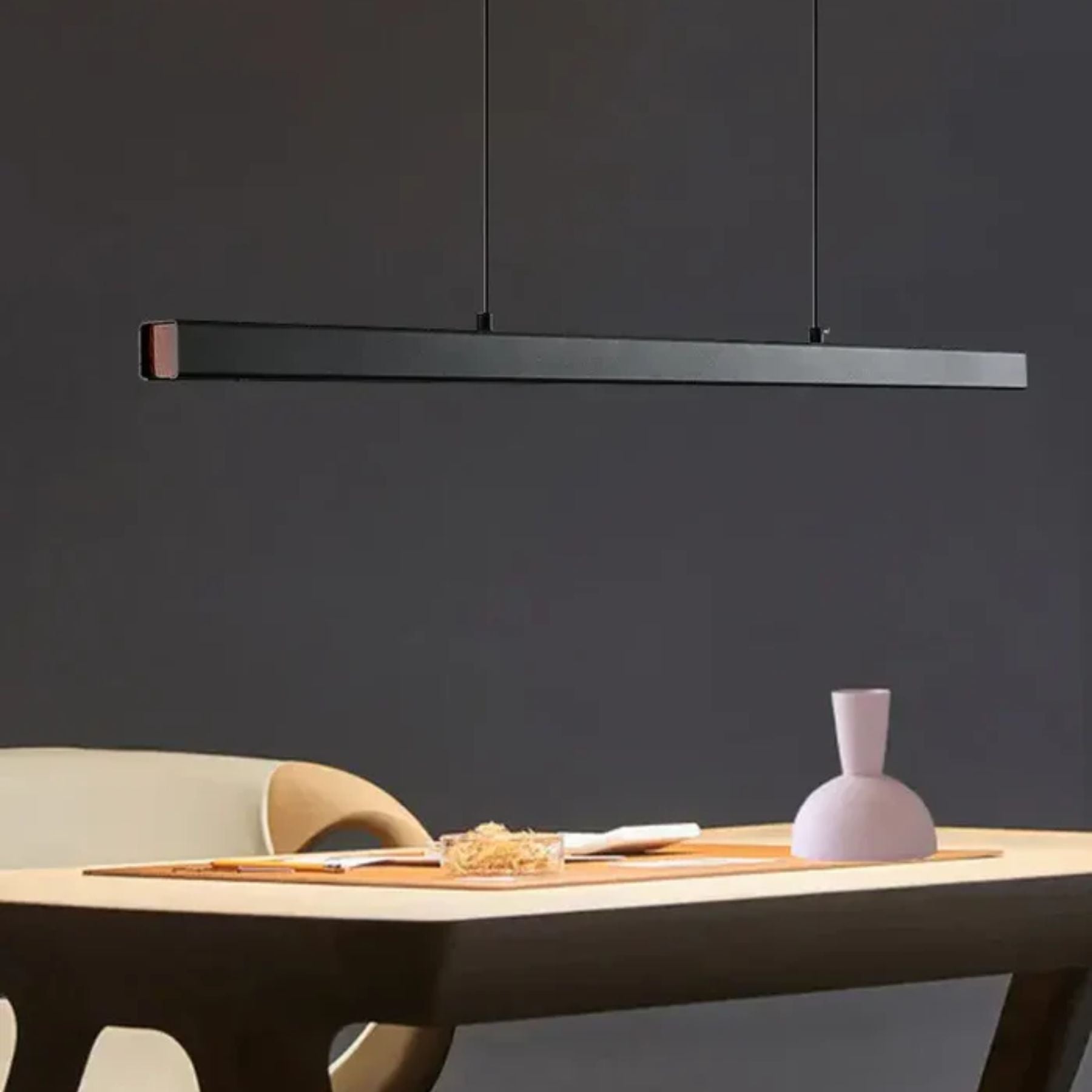 Modern pendant light made of metal in black and white, measuring 80×200 cm, ideal for dining rooms or living areas. 3