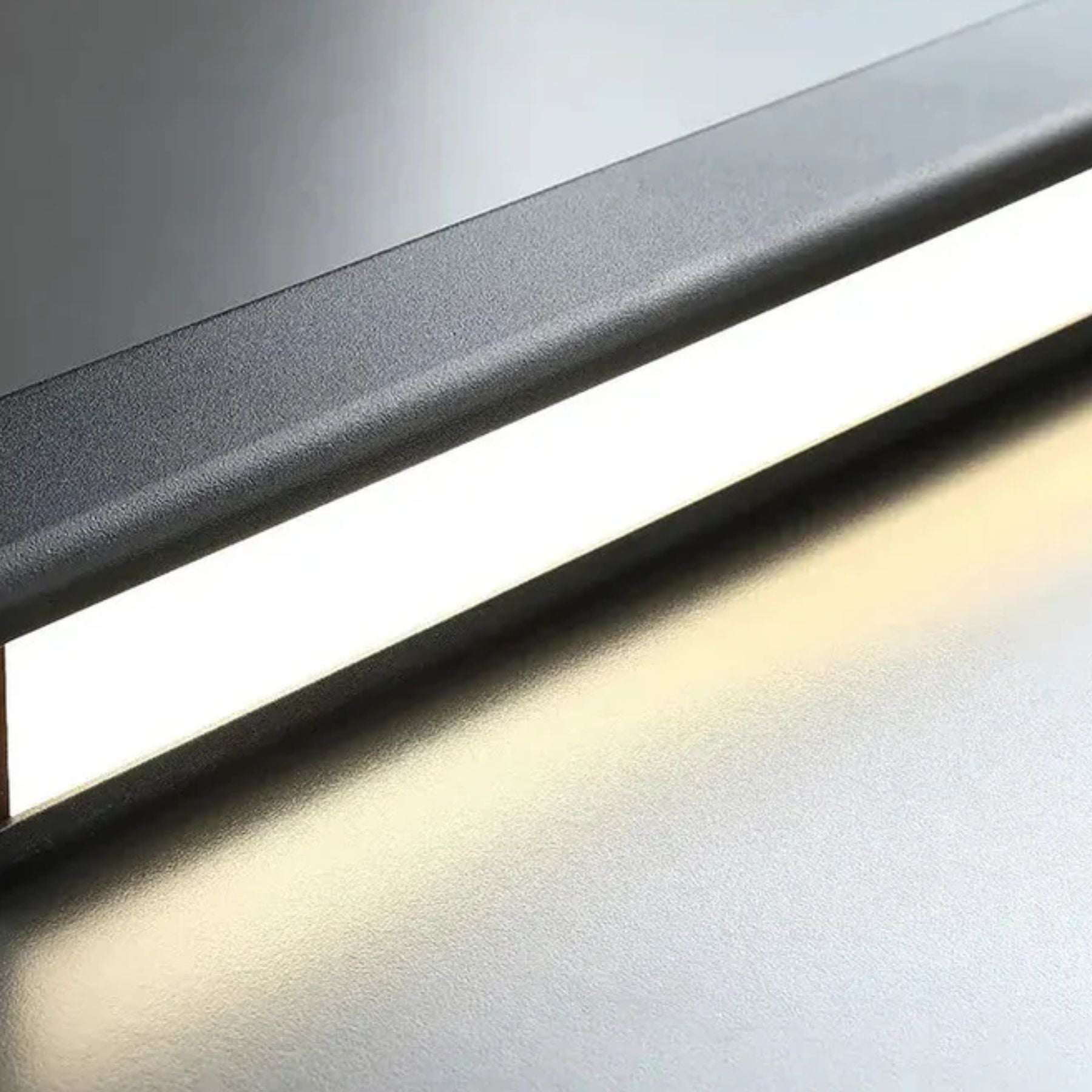 Modern pendant light made of metal in black and white, measuring 80x200 cm, suitable for dining and living areas. 4