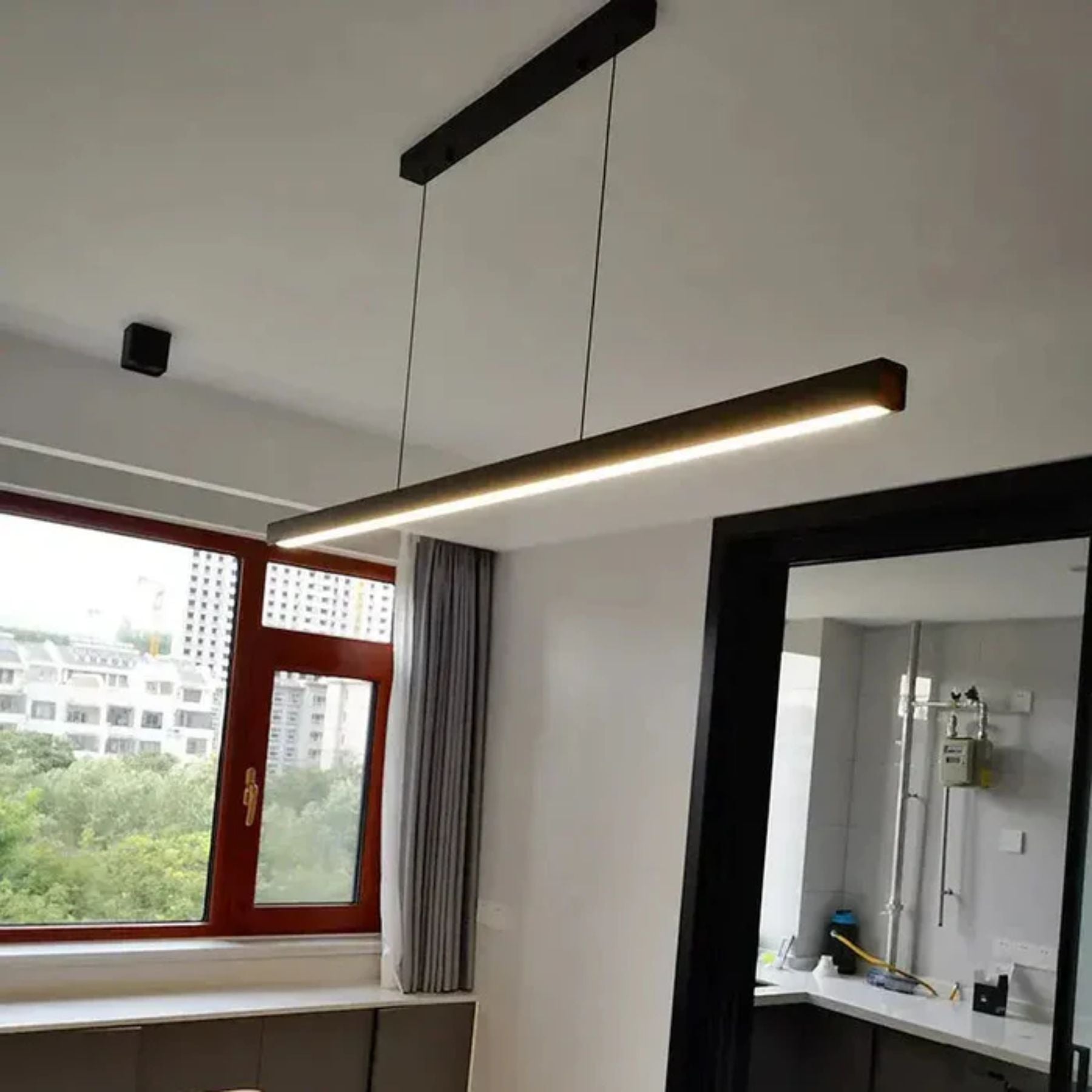 Modern pendant light made of metal in black and white, measuring 80x200 cm. Ideal for dining rooms and living areas with adjustable height. 7