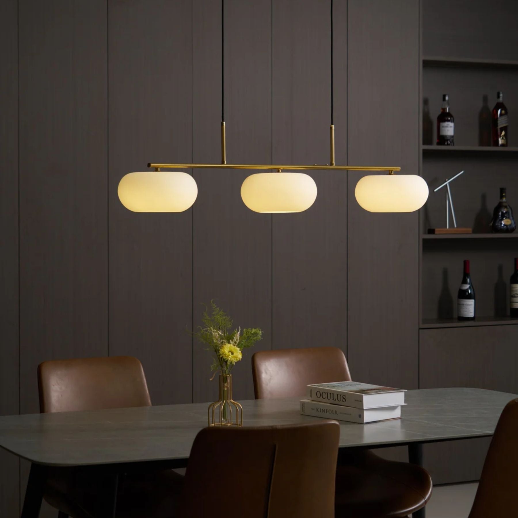 Modern pendant light made of metal in a gold finish, measuring 98 cm. Ideal for dining rooms and kitchen islands. 3