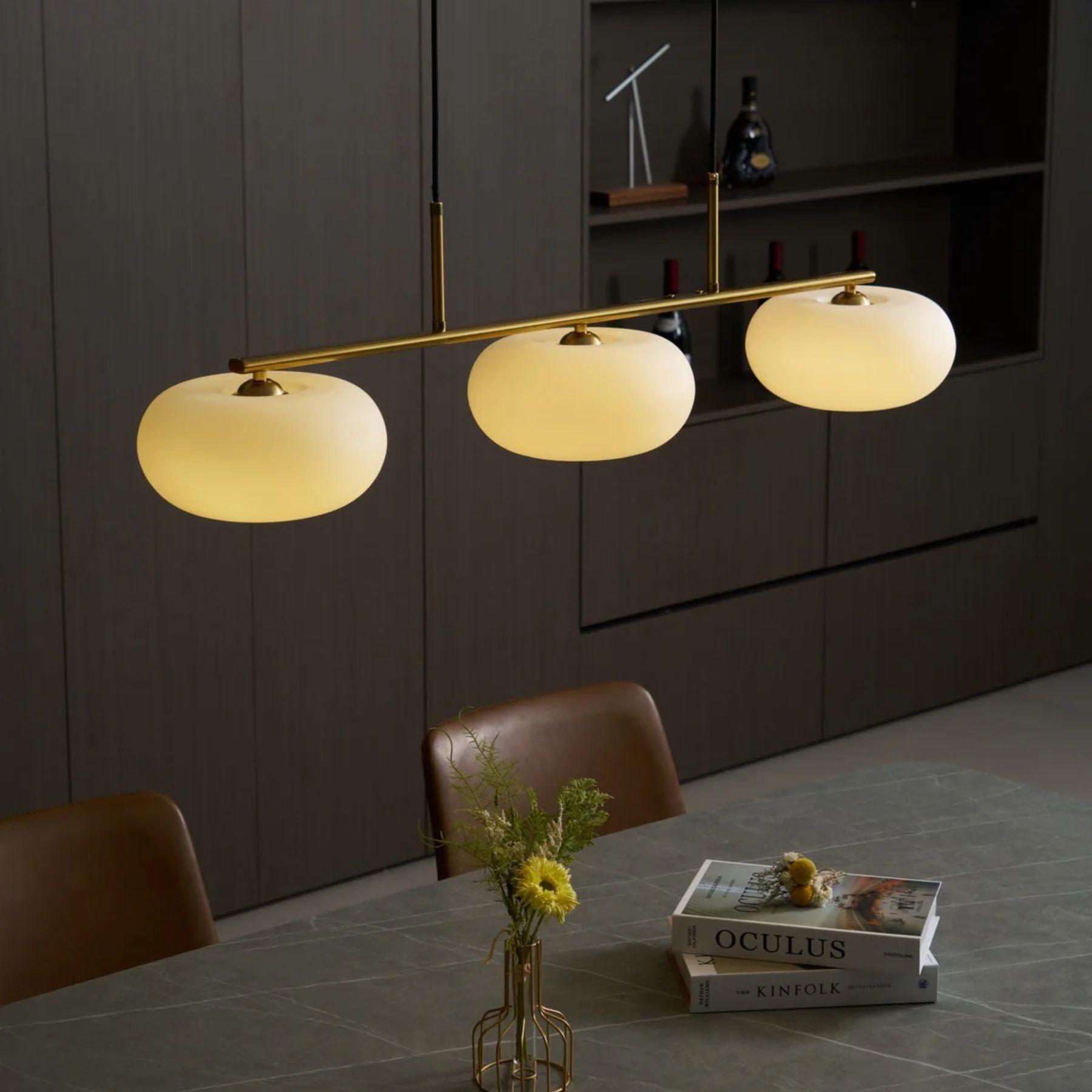 Modern pendant light made of metal in a sleek gold finish, measuring 98 cm. Ideal for enhancing dining areas or kitchen islands. 4