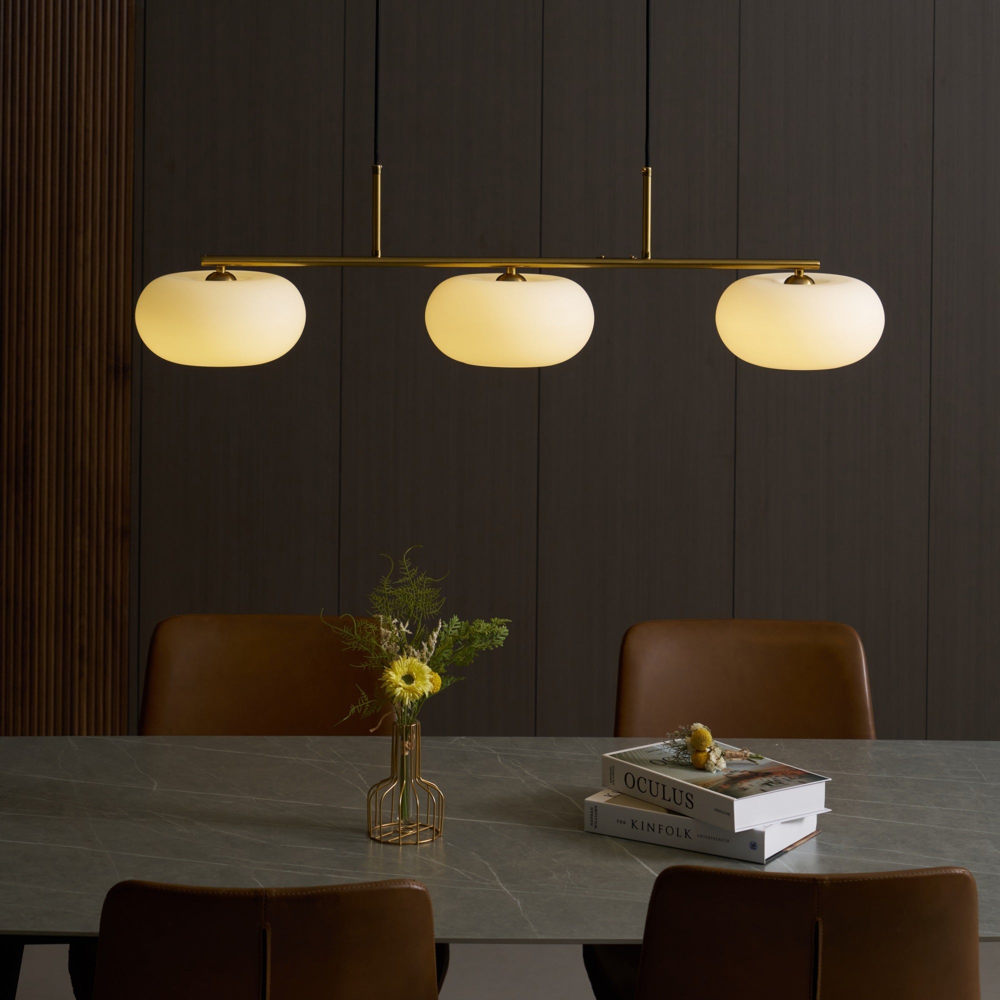 Modern gold pendant light made of metal, measuring 98 cm in length. Ideal for dining rooms or kitchen islands. 6
