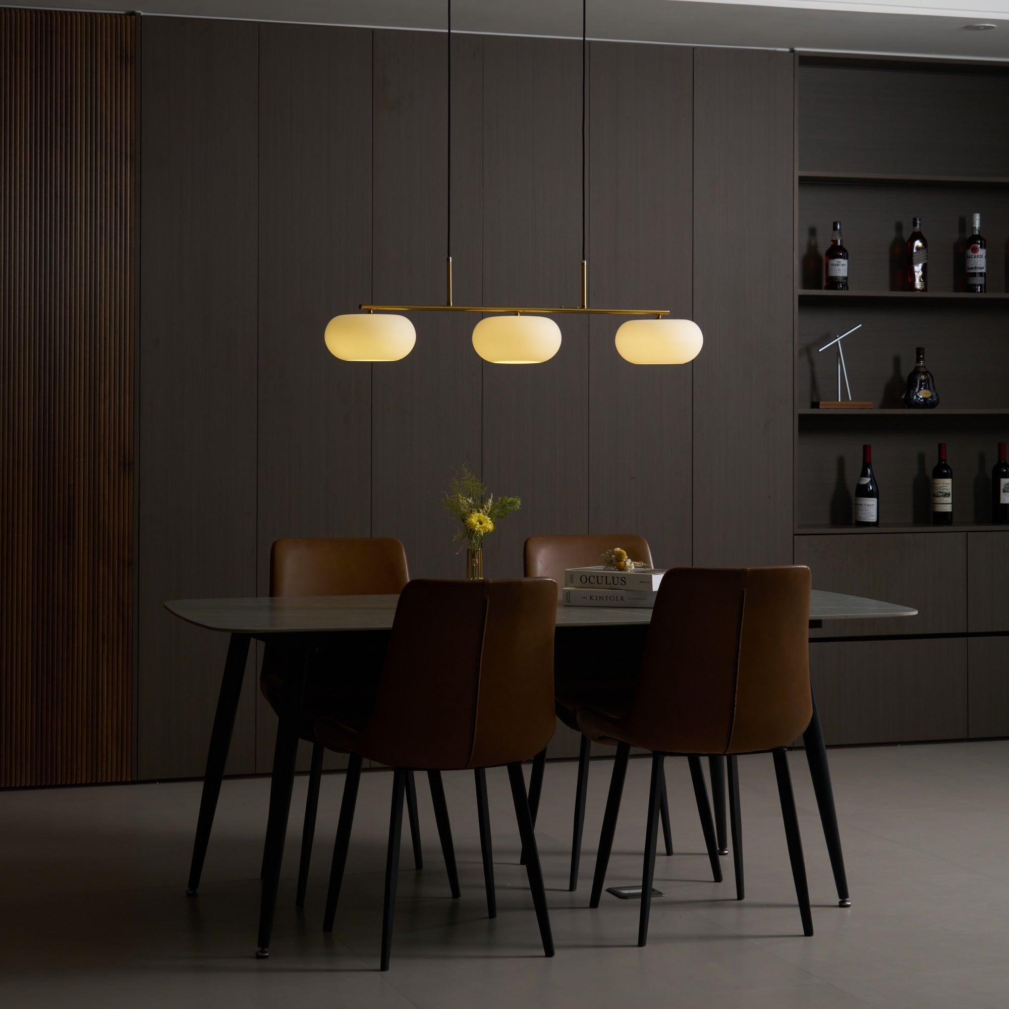 Modern pendant light in gold metal, 98 cm long, ideal for dining rooms and kitchen islands, adding elegance to any space. 8