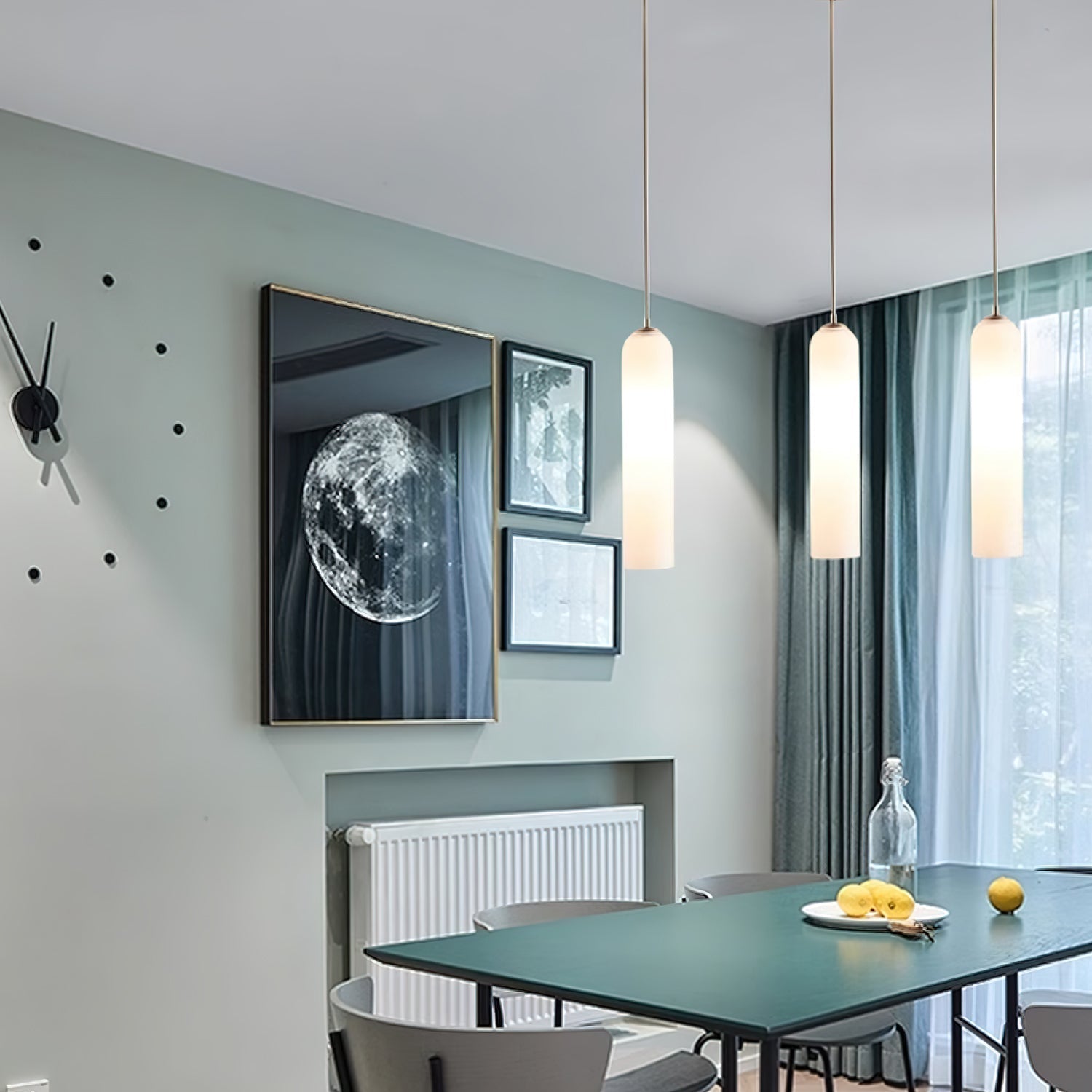 Transparent glass pendant light, 30 cm diameter, minimalist design suitable for dining rooms. Ideal for modern decor. 3