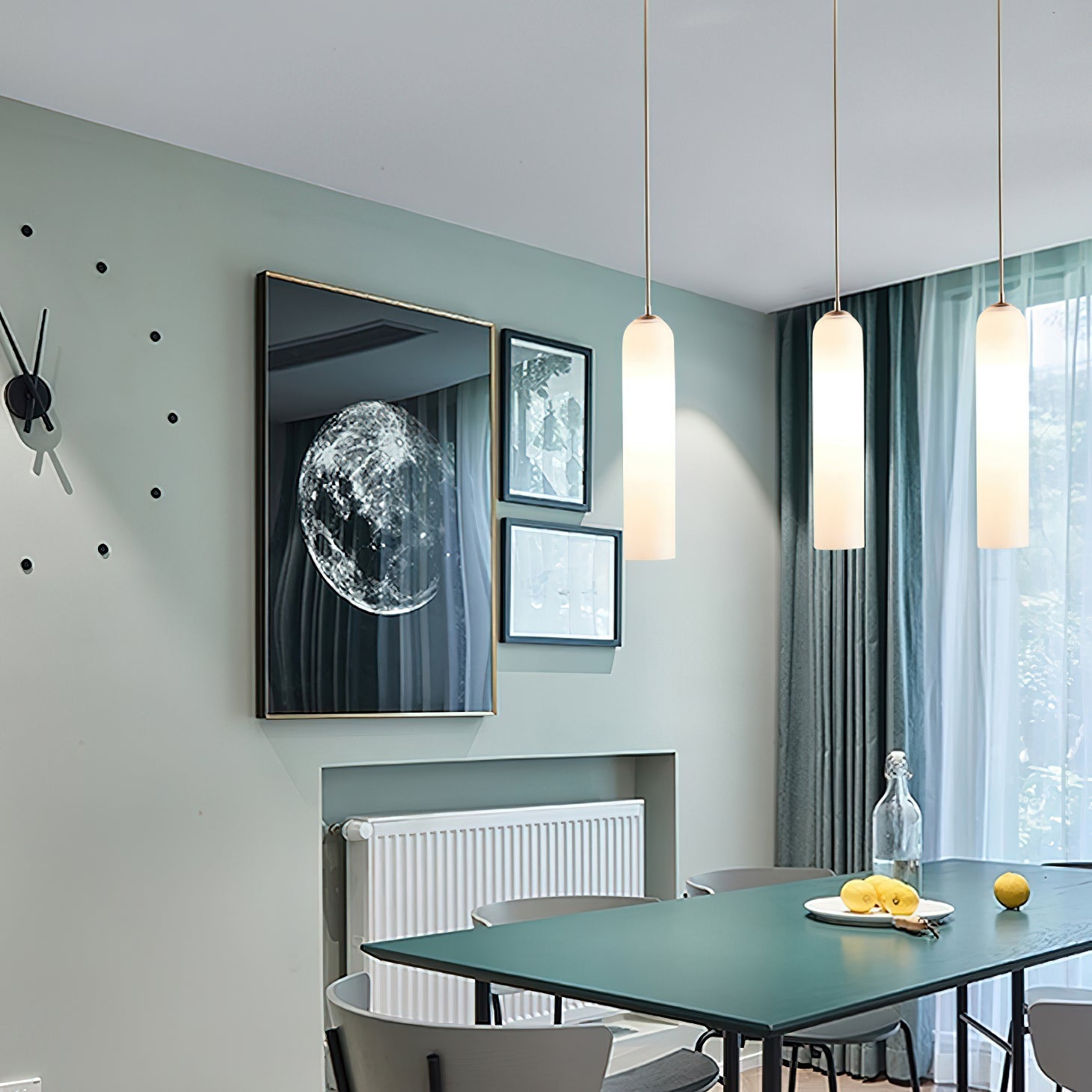 Transparent glass pendant light with a minimalist design, measuring 30 cm in diameter, ideal for dining rooms. 6